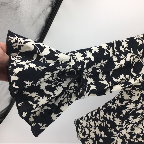 Carlie’s Court V Neck Peasant Top - Picture 4 of 6